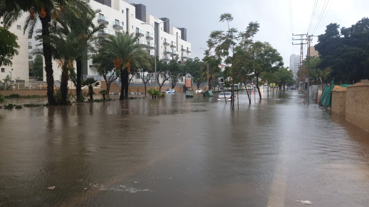 הצפות באשדוד - צילום שמואל סרדינס