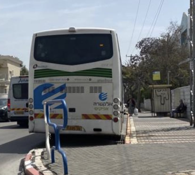 האוטובוס שחנה בתחנה