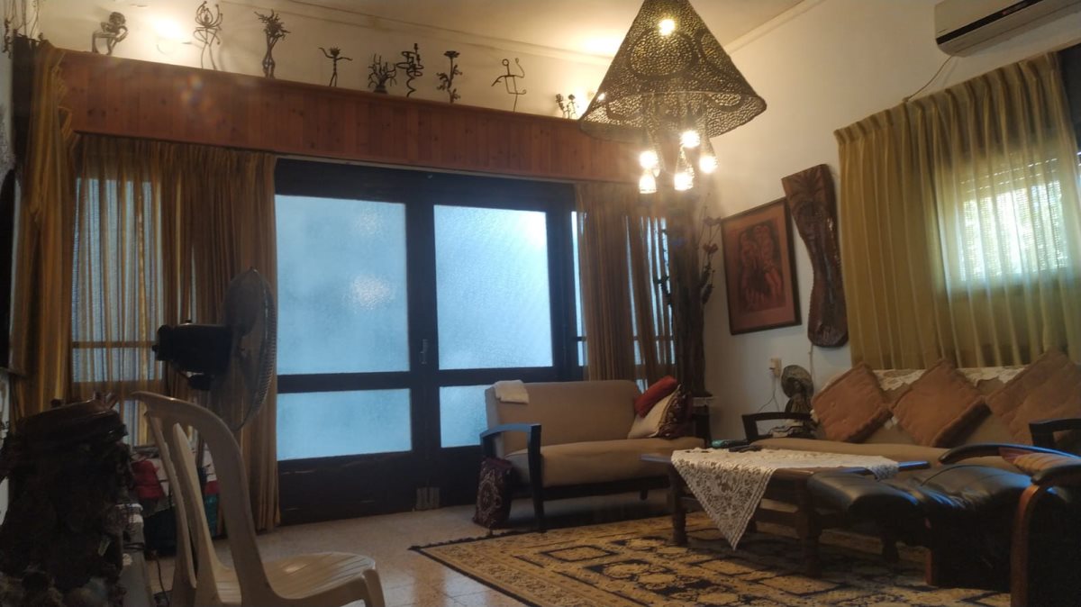 סלון הבית - שימת לב למנורה הייחודית