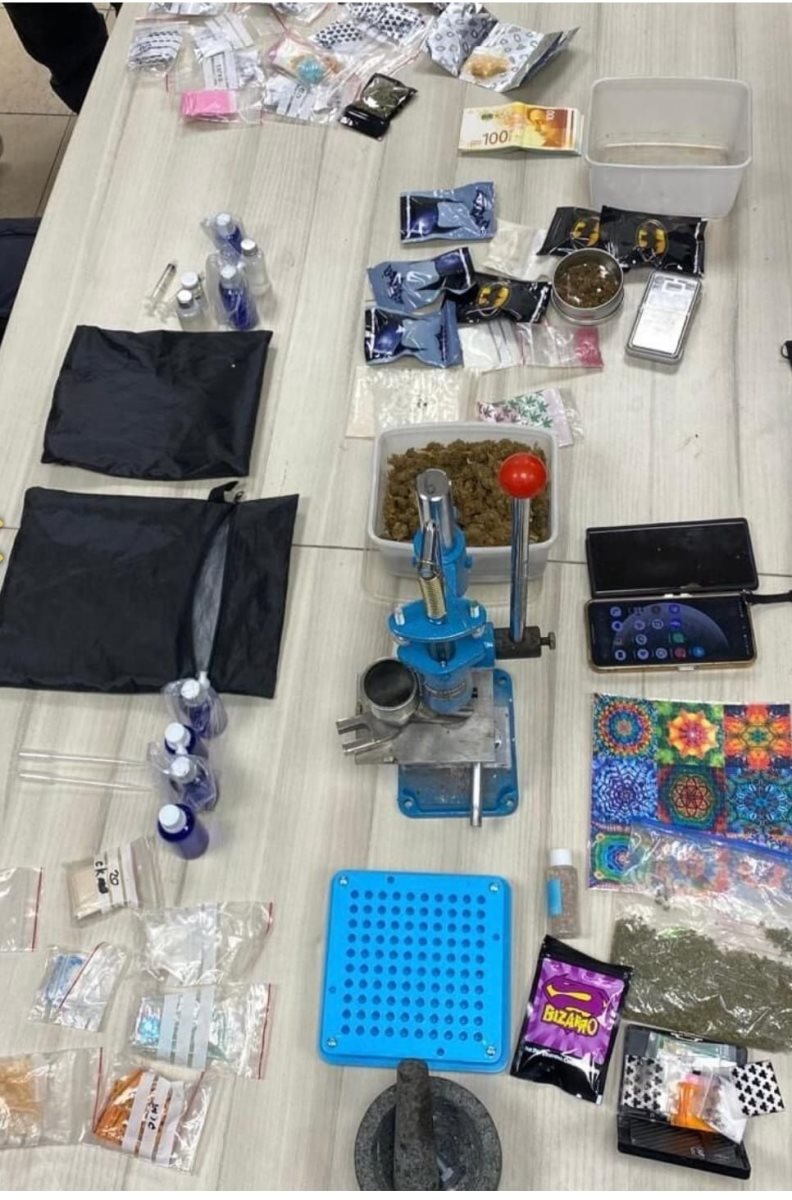 חומרים חשודים כסם שנתפסו בביתו של החשוד