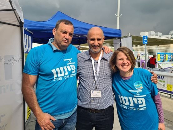 שרה מדר ופעילי המפלגה