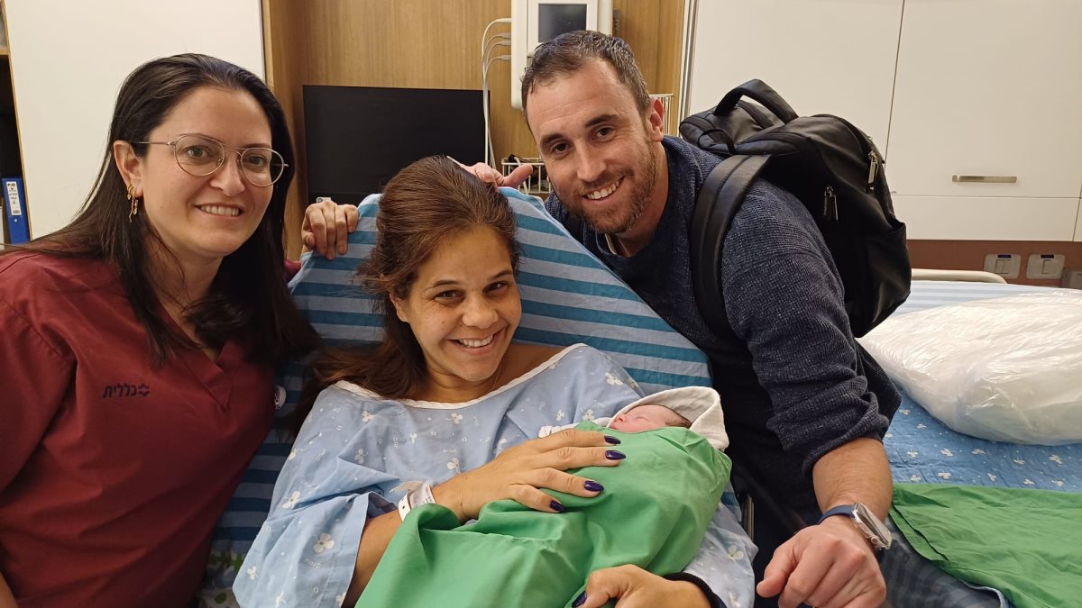 בתמונה: שרית ובעלה, יחד עם בקי סלע המיילדת.