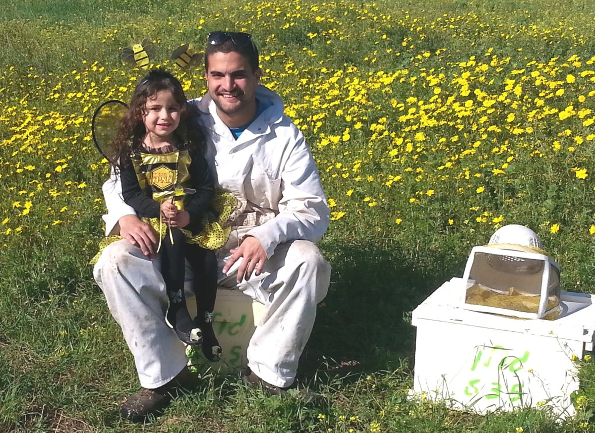 מורן בוני והדבוראי גל גולן ממושב גילת בעוטף  יצאו אל הכוורות ומרבדי הפריחה צילום רויטל בוני