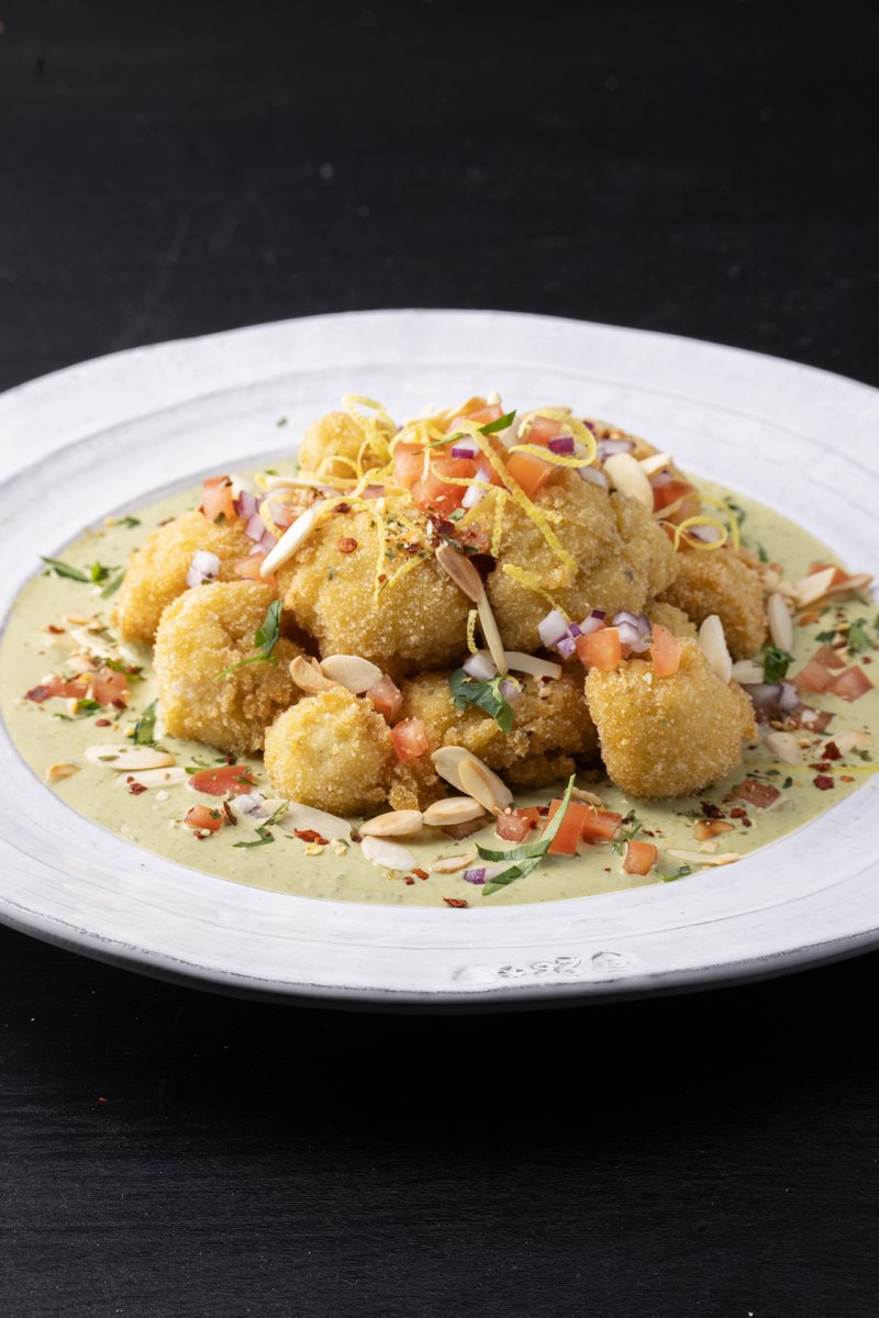 בתמונה: כרובית מטוגנת על מצע טחינה ירוקה של חברת &quot;אחוה&quot; (צילום: הדס ניצן).