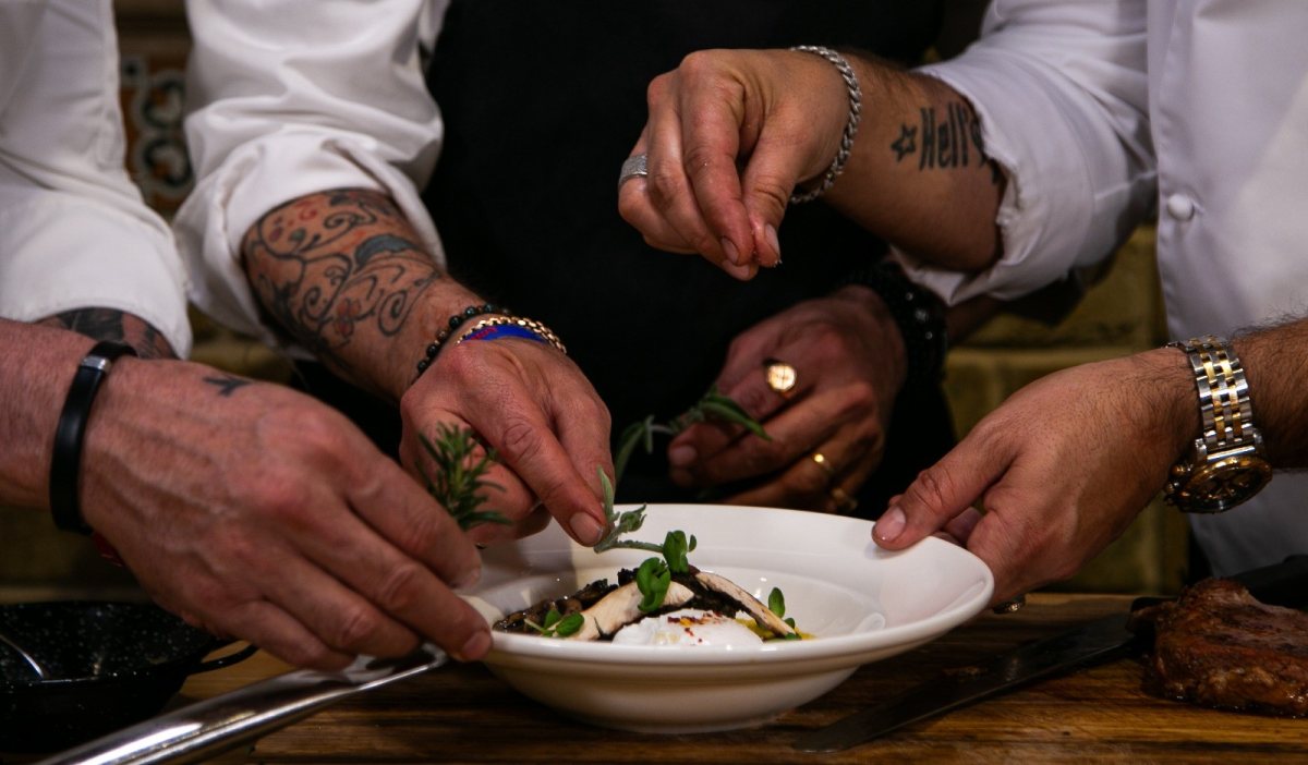 שף אבי כהן ממלון כפר גלעדי מארח את השף אביב  צילום הראל דדון ורמי ורד