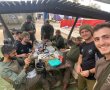  גאיה שפירא מנס ציונה סרגה כובעים לחיילים ושלחה אותם עם חבילה מלאה כל טוב! 