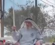 החגיגות ממשיכות: צפו במחבל עם מקל ההליכה נישא על כפיים