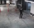 צפו: רעול פנים לבוש ציצית מנסה לפרוץ לרכב של ח"כ גולדקנופף 