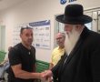  במעמד נרגש בנמל אשדוד: רבי מאיר אבוחצירא ושורד השבי חנכו ספרייה תורנית