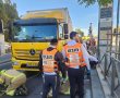 בוקר קשה בשכונה החרדית: בת 68 נפגעה ממשאית ונלכדה תחתיה