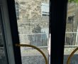 סיכן חיים אדם: פלסטיני בן 15 יידה אבנים על אוטובוס במזרח ירושלים