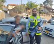 תינוקת ננעלה בשוגג ברכב בגדרה מתנדב ידידים חילץ אותה 