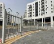 שמים סוף לסיכון הבטיחותי בכיכרות גולדה: החלה התקנת גדרות בטיחות