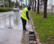תחת מטר של ברד: עובדי העיריה משחררים ניקוזים ומונעים הצפות
