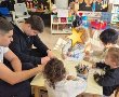 תלמידי מקיף י' ע"ש איינשטיין ראשון לציון יצאו לפעילות חג מרגשת בגני הילדים "האלמוגים" ו"מעבר לקשת"